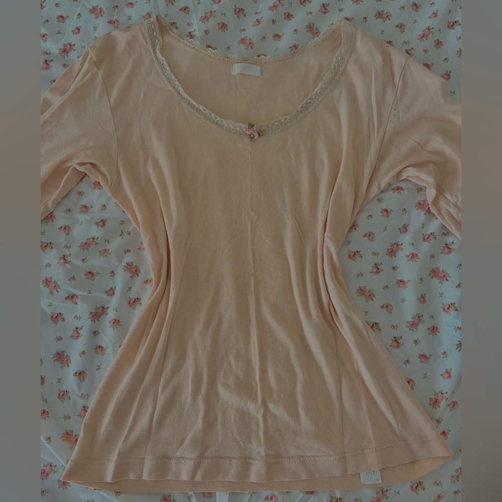 Large Coquette V long sleeved laced shirt with flower